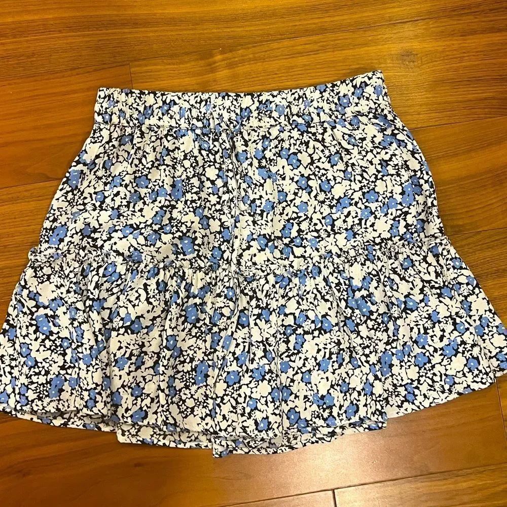 Zara, blue black and white floral skirt/skort size Small